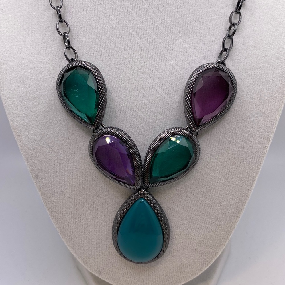 🎁 3 for $15. Liz Claiborne Purple & Green Gun Metal Tone Necklace